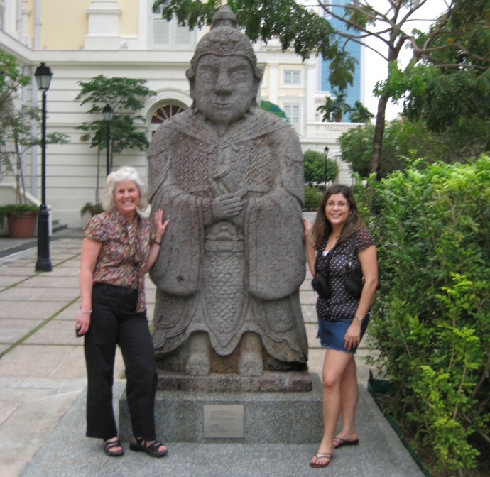 me and Johanna with a statue in Singapore