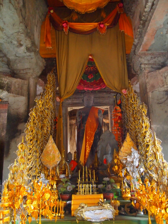the buddha at angkor wat