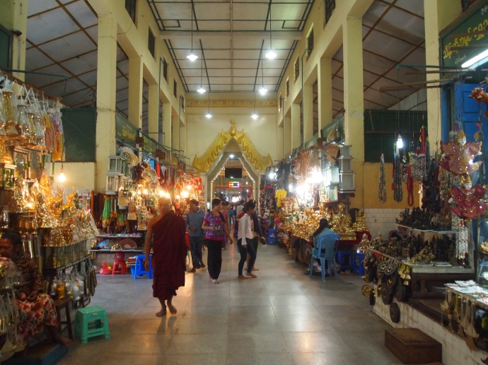 Souvenir hall leading to Mahamuni Paya