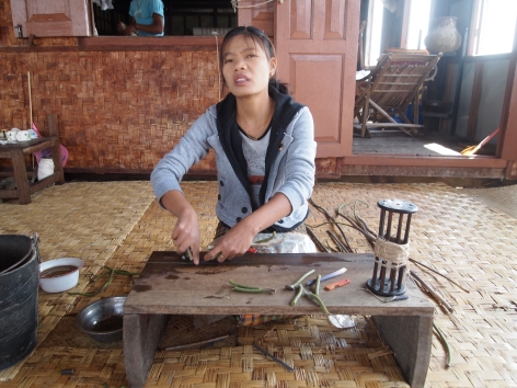 worker in the weaving workshop